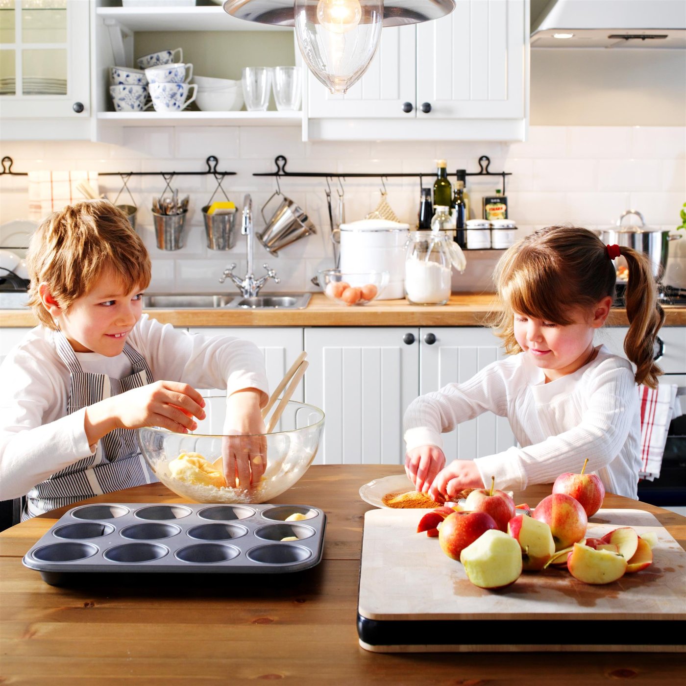 Chlapček s dievčatkom pripravujú v kuchyni mafiny.
