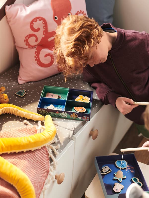 Chlapec sa hrá s hrou na rybačku BLÅVINGAD.