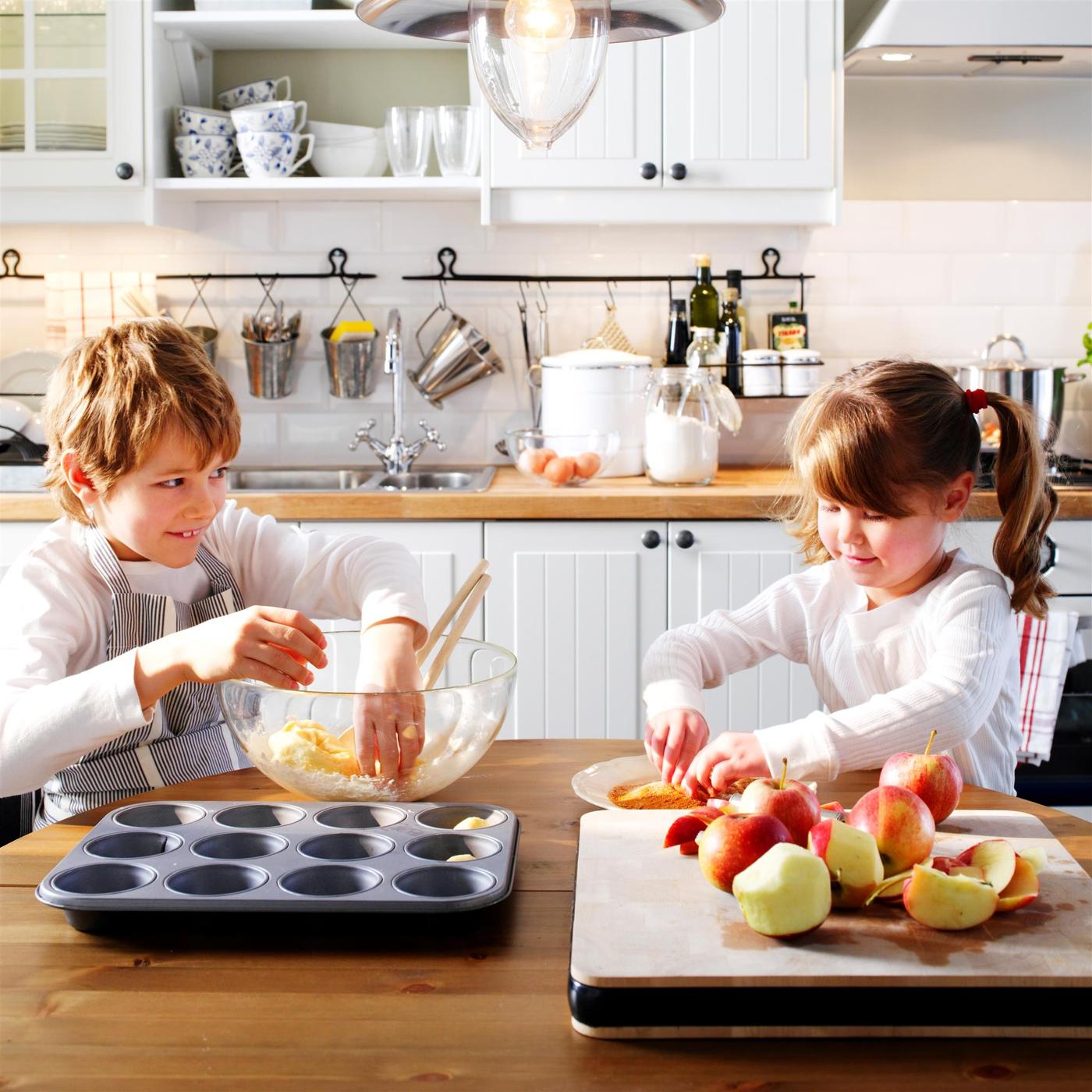 Chlapeček  a holčička v kuchyni připravují muffiny.