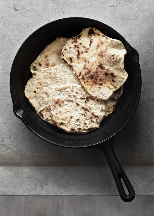 Chléb naan na pánvi.