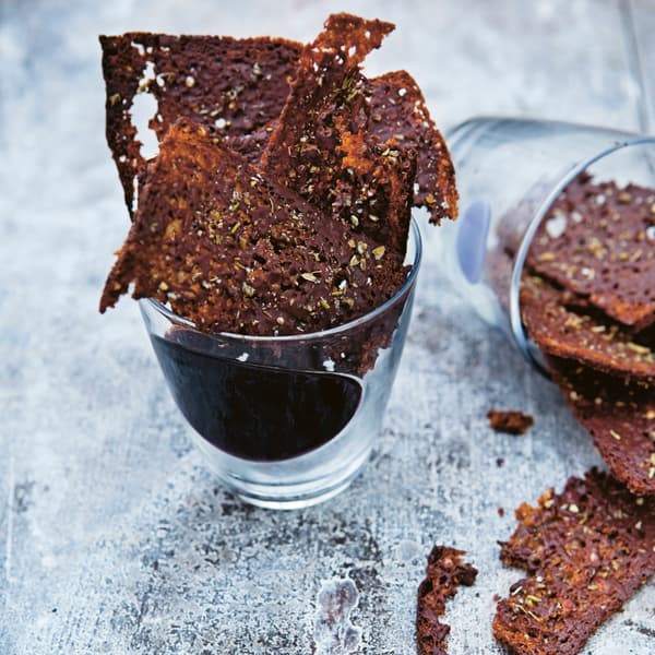 Chocolate rye crackers with cardamom