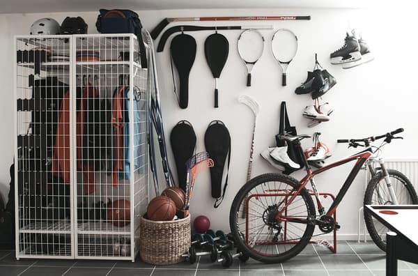 Choisissez des rangements astucieux pour les équipements de sport.