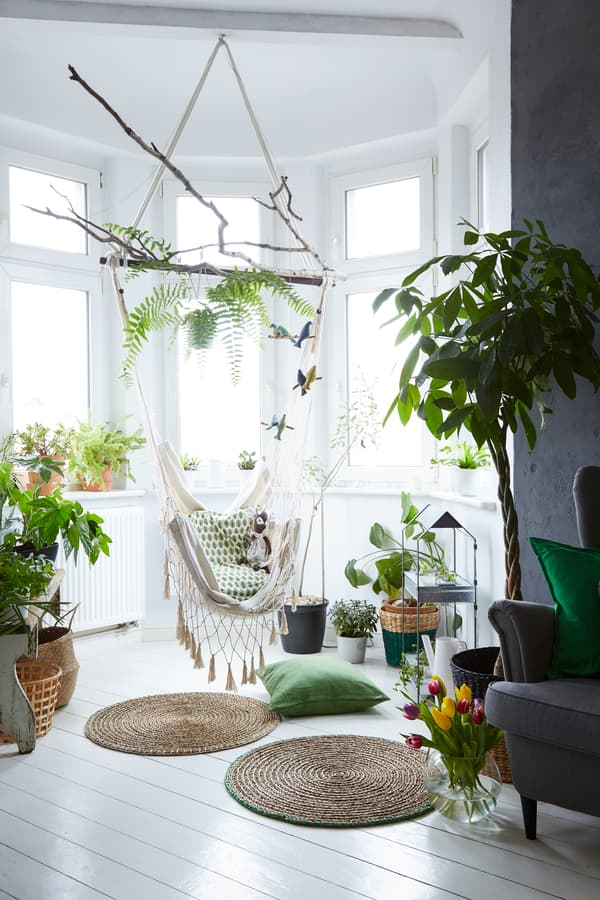 Choose accessories in natural textures.