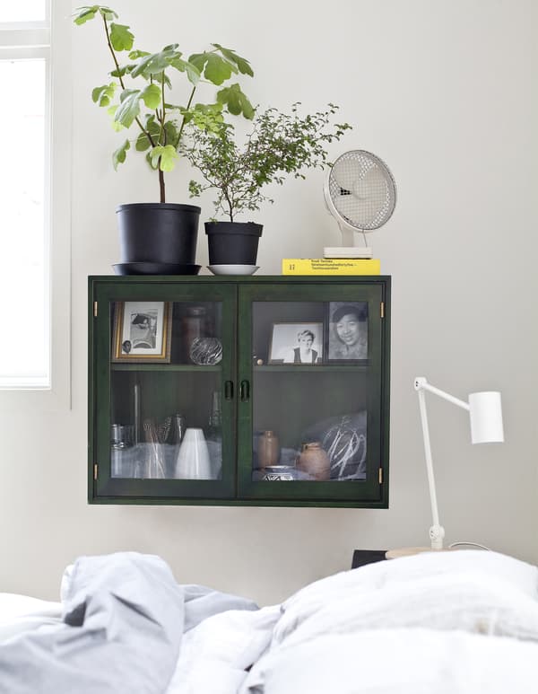 Choose bare walls.