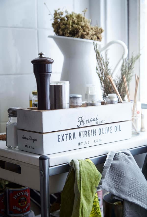 Choose natural materials for storage boxes.