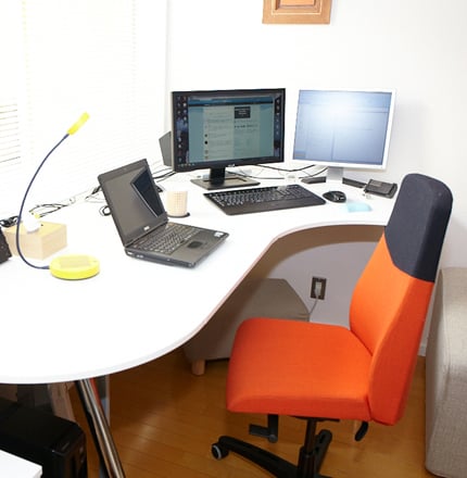 ちょっと高めに調整できる机といす