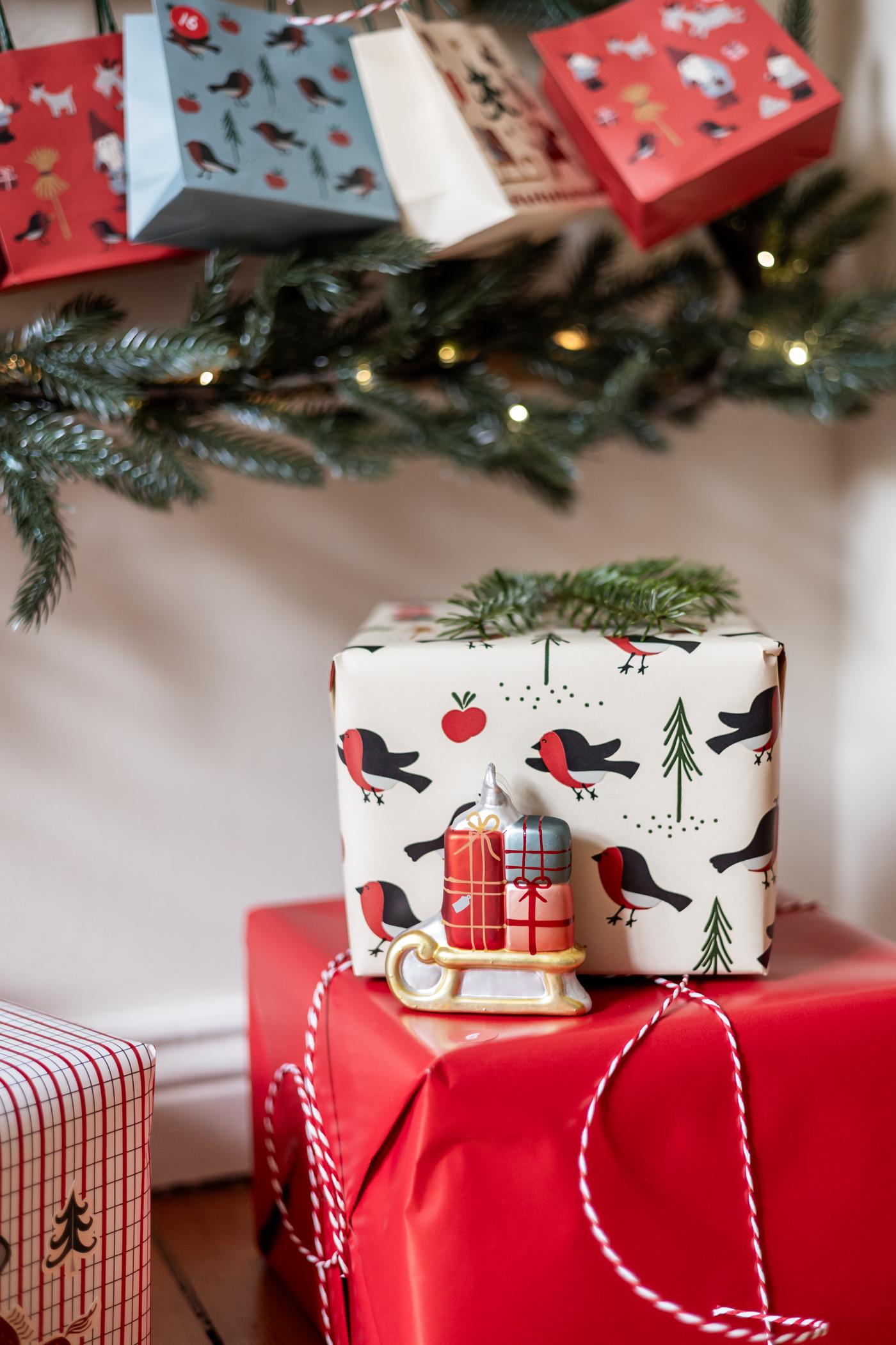 Christmas presents wrapped in Vinterfint wrapping paper.