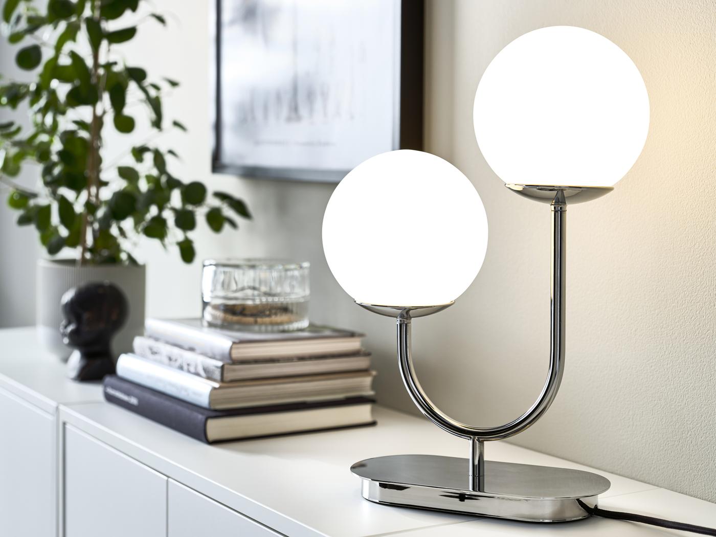 Chrome Lampe auf einer Kommode