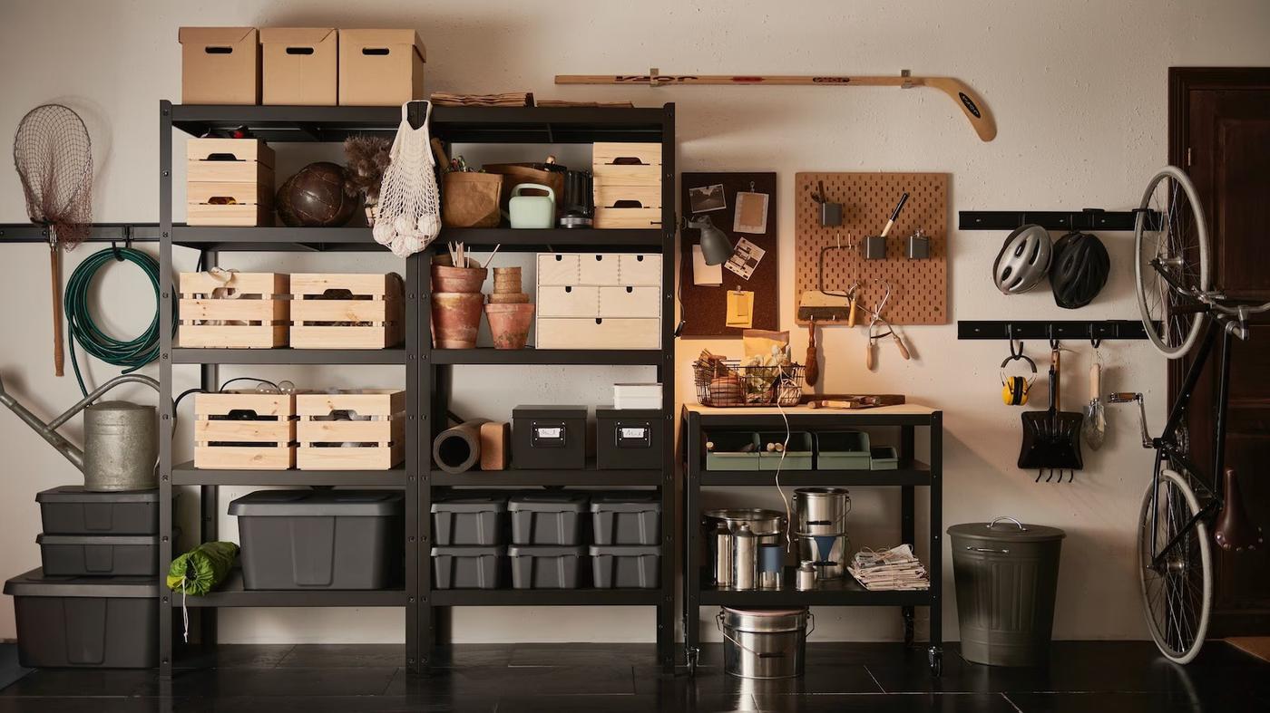 ciemnoszary regał w piwnicy wypełniony rzeczami