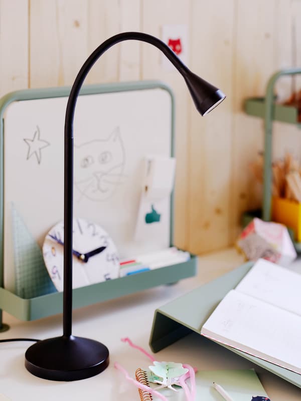 Čierna pracovná LED lampa NÄVLINGE na stole RELATERA.