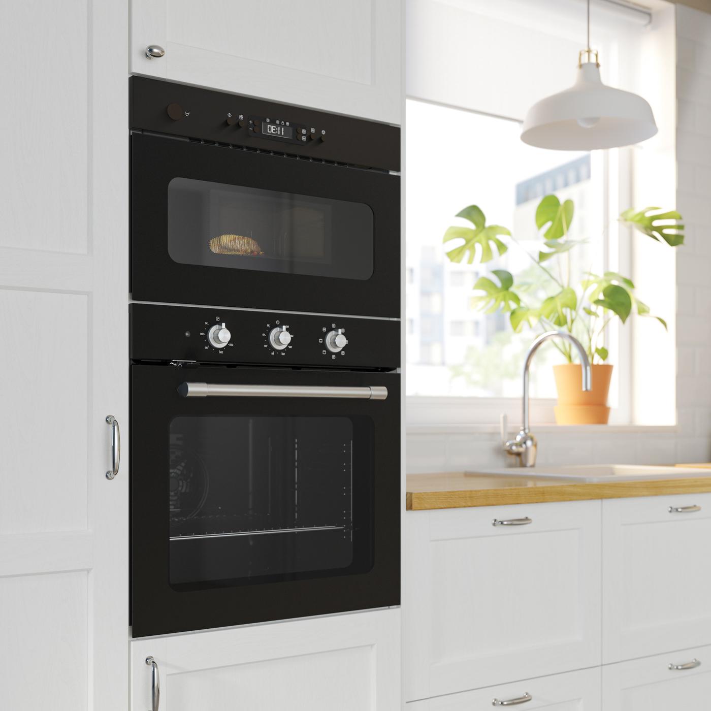 Čierna rúra s mikrovlnnou rúrou MATTRADITION v bielej kuchyni