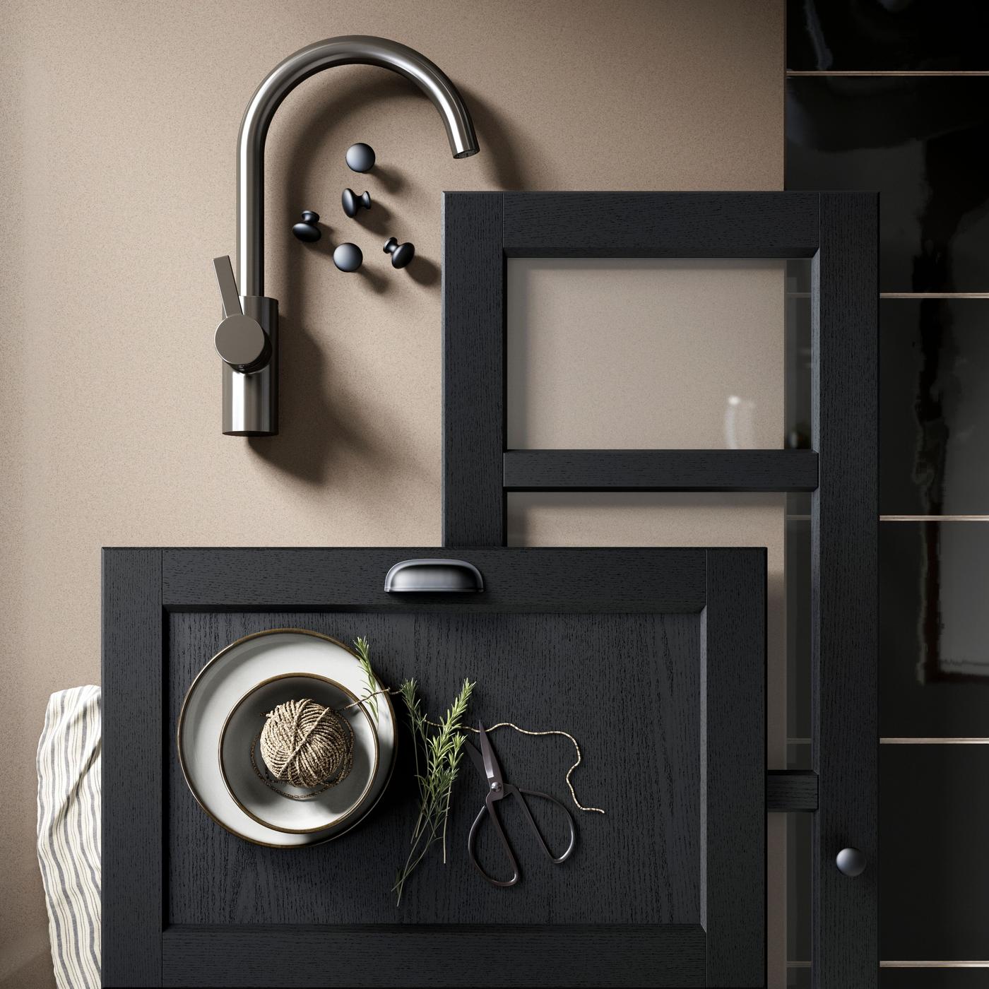 Čierne kuchynské dvierka a ďalšie doplnky do tmavej kuchyne