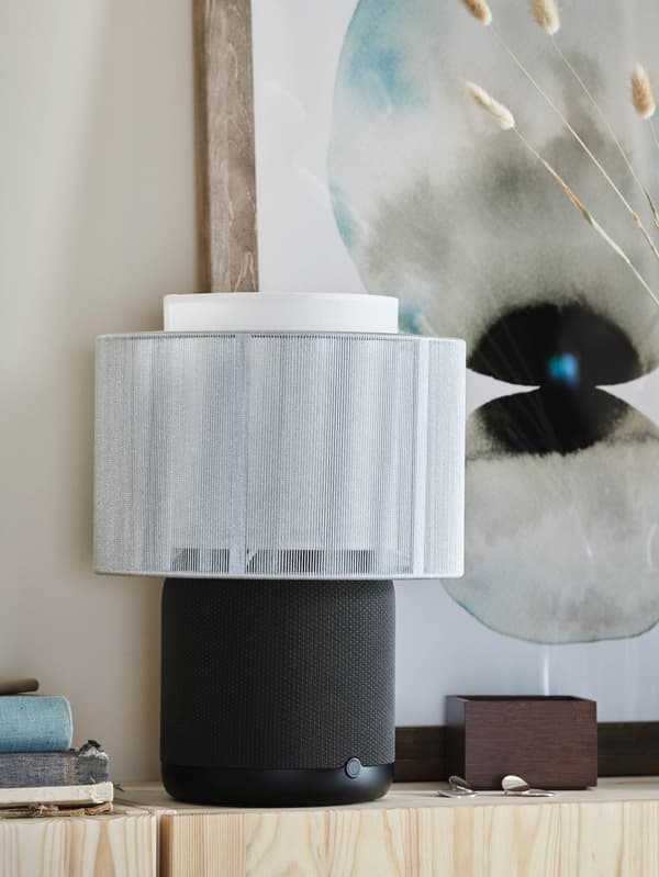 Čierno-biela lampa s reproduktorom s Wi-Fi SYMFONISK stojí na skrinke IVAR.