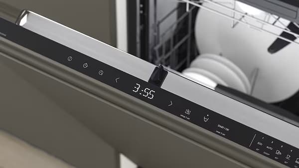 Čierny ovládací panel umývačky riadu