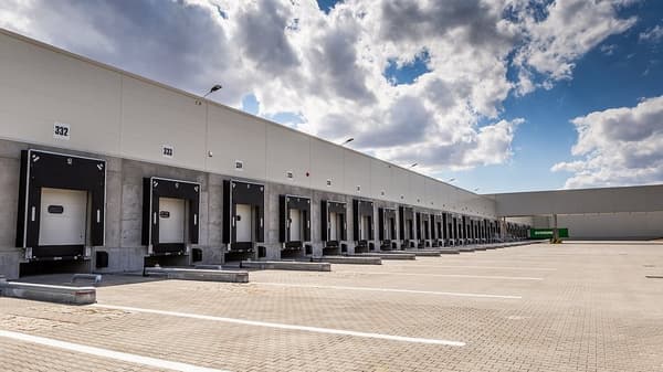 Ciężarówki w hali tranzytowej w Centrum Dystrybucji IKEA w Jarostach