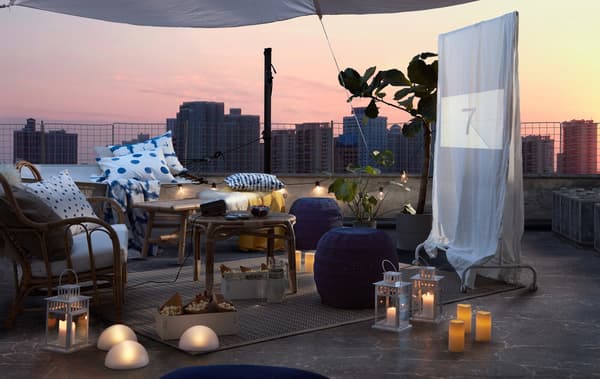 Cine de verán na terraza da casa