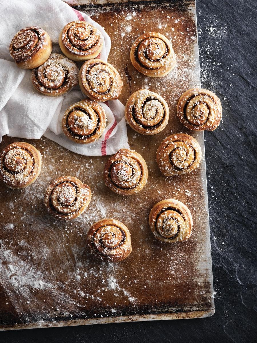 Cinnamon buns layed out on a baking tray.