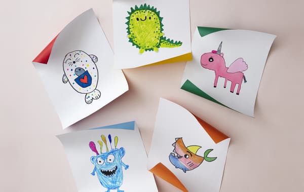 Cinq dessins d’enfants colorés représentant des créatures imaginaires.