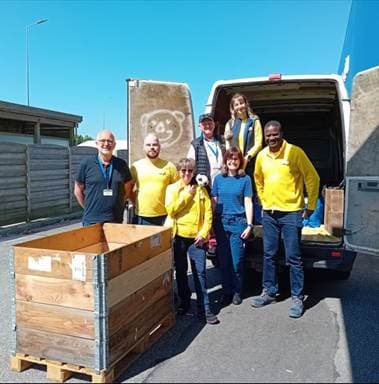 Cinq personnes de chez IKEA Brest en collaboration avec deux personnes de la fédération Habitat & Humanisme