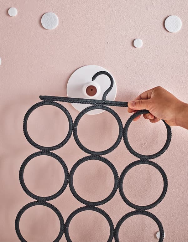 Cintre multi-support prêt à être transformé en calendrier de l'Avent, accroché à une patère.
