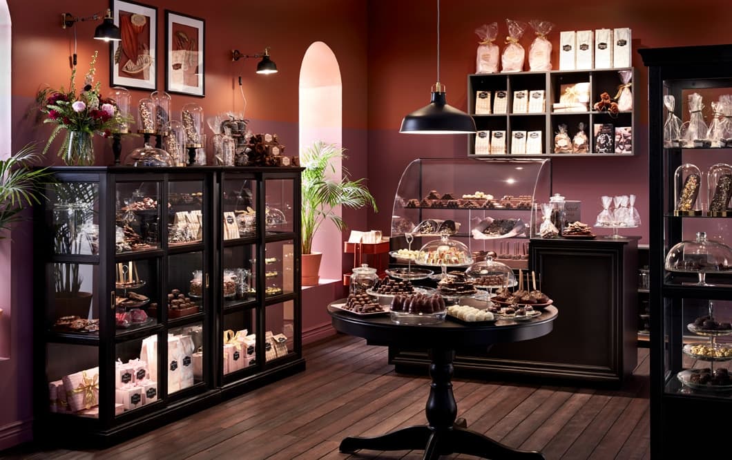 Cioccolateria con pareti marroni e vetrine trattate con mordente nero - IKEA