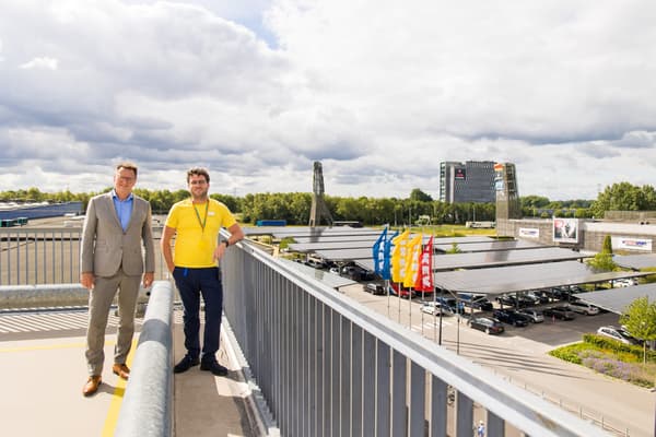 Claudio Bruggink, wethouder van Duurzaamheid en Milieu gemeente Hengelo en Hermen Schutte, Market manager IKEA Hengelo.