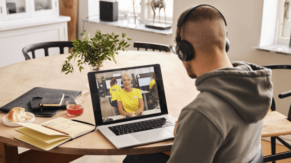 client pendant un service de conception à distance