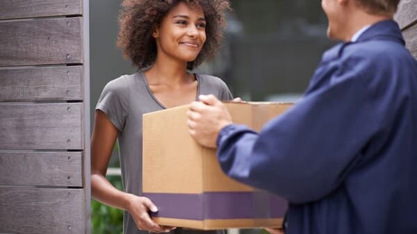 client recevant sa livraison