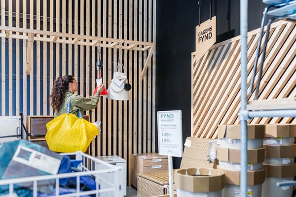 Clienta revisando productos en la zona de oportunidades