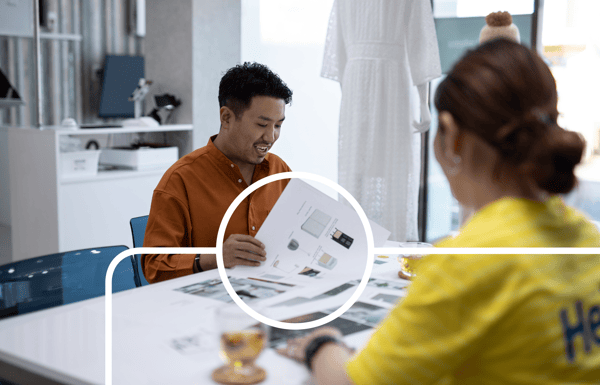 Cliente com colaborador IKEA durante uma planificação