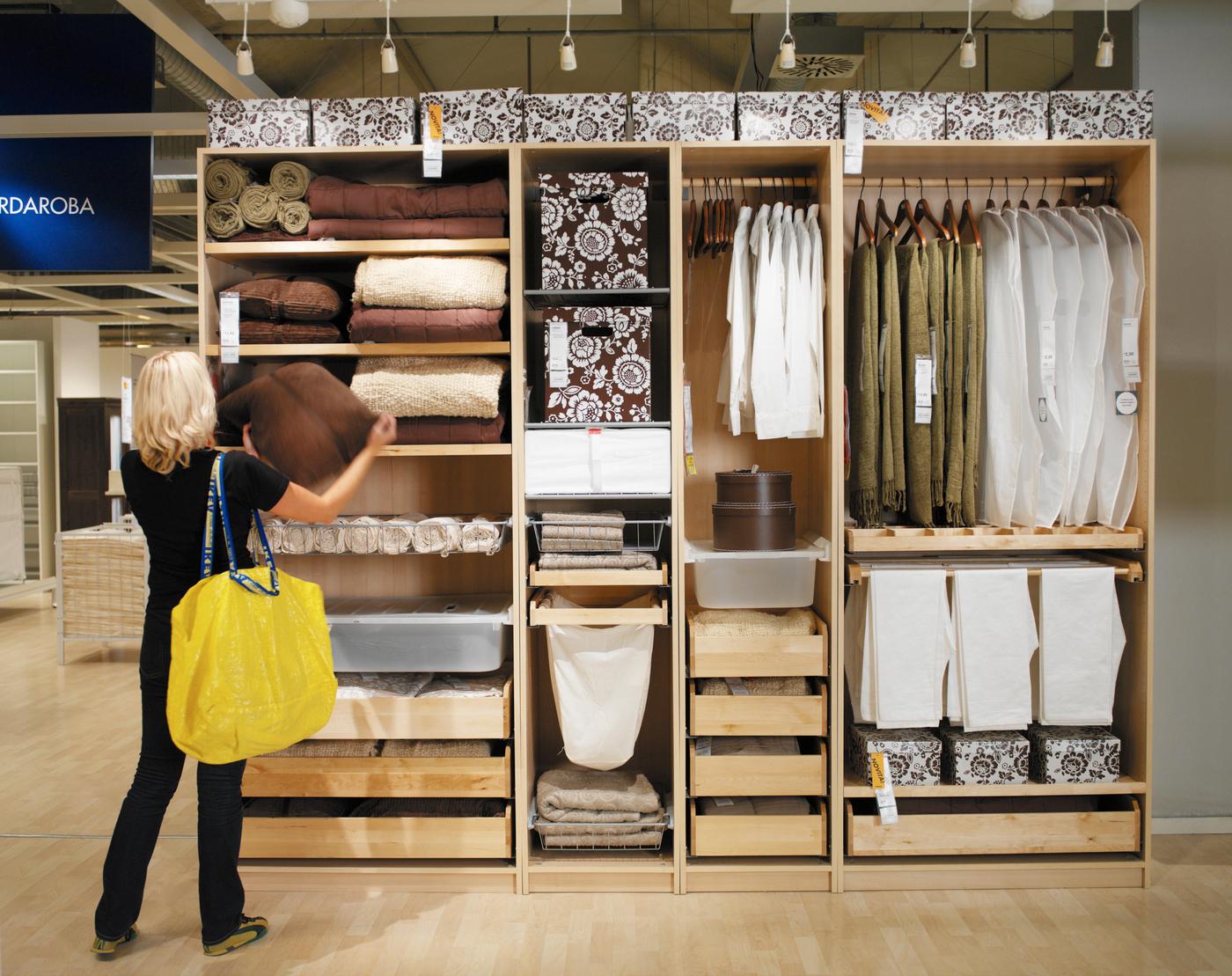 Cliente dans rayon dressing