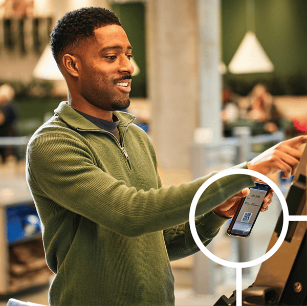 Cliente IKEA che paga alla cassa self check