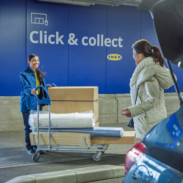 Cliente IKEA qui vient récupérer sont click & collect offert