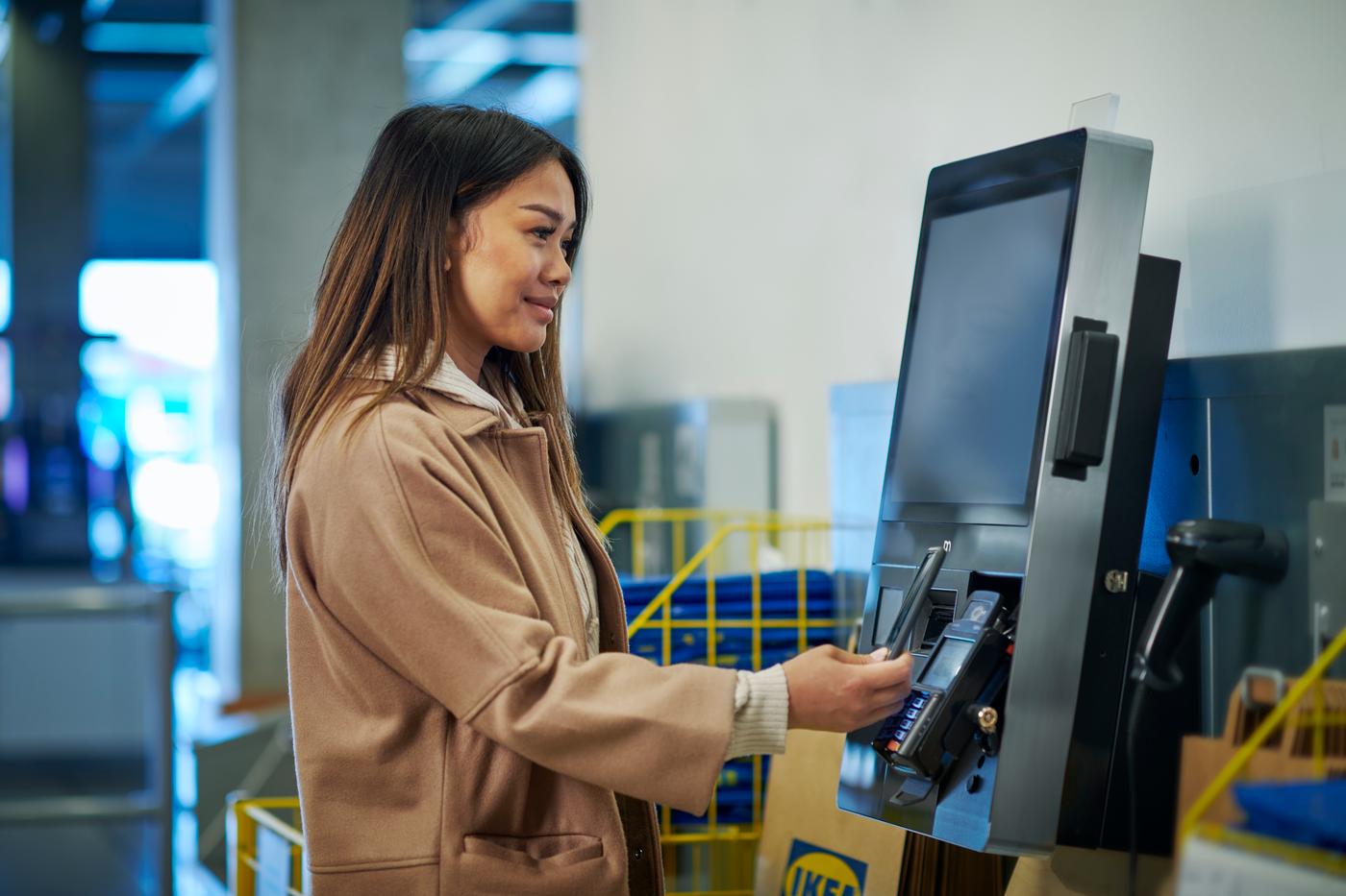 Cliente sur les bornes en caisse automatique