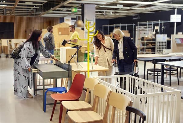 Clienti che cercano mobili usati da acquistare nel negozio IKEA presso l'angolo della circolarità.