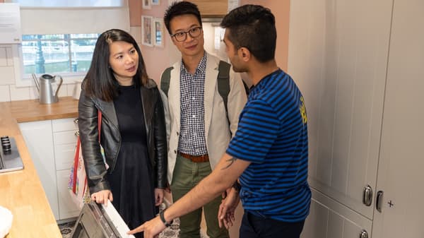 Clients avec un collaborateur IKEA