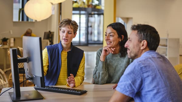clients pendant un service de conception en magasin
