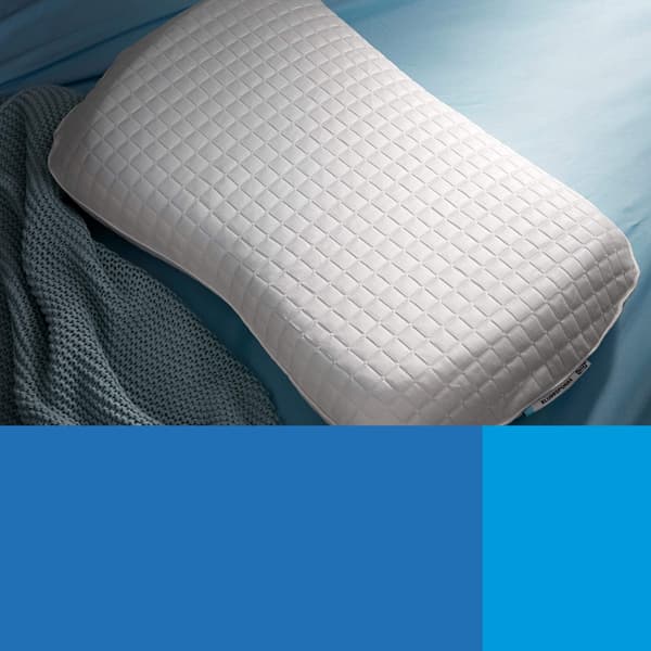 Close-up of KLUBBSPORRE ergonomic pillow on top of ROSENVIAL mattress protector, both with a cooling effect.