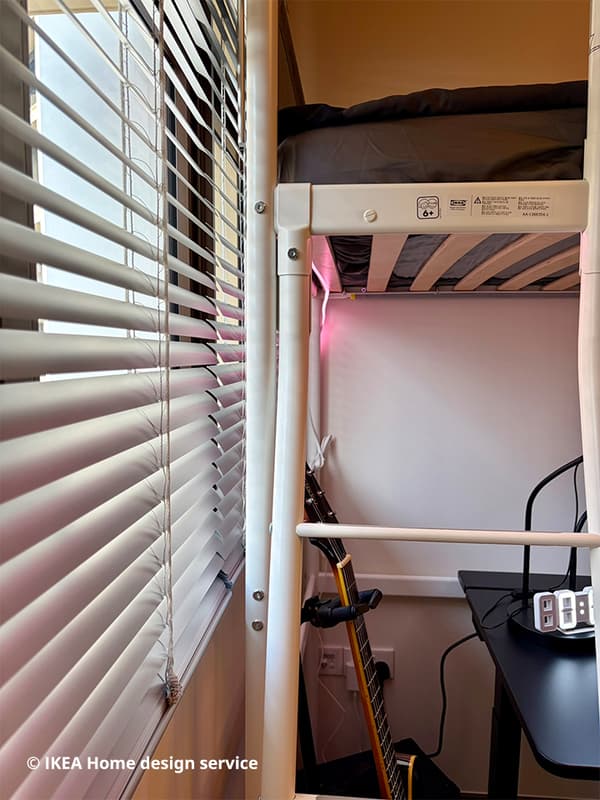 Close-up shot of VECKFLARFLY venetian blinds in aluminium slats from a traditional modern 4-room BTO flat in MacPherson, Singapore, designed by IKEA Home design service.
