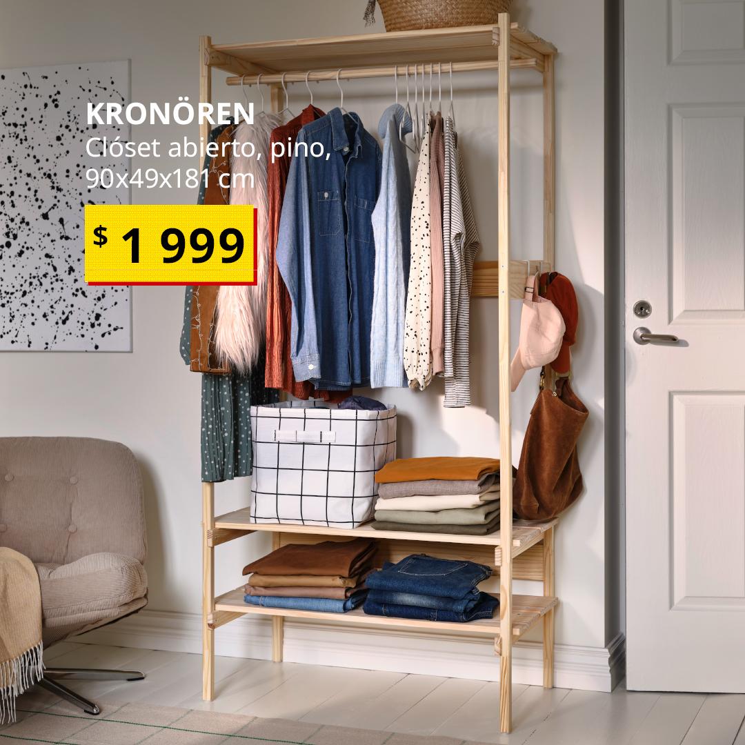 Clóset abierto KRONÖREN de pino con barra para colgar ropa y estantes con prendas dobladas, cesto de tela y accesorios.