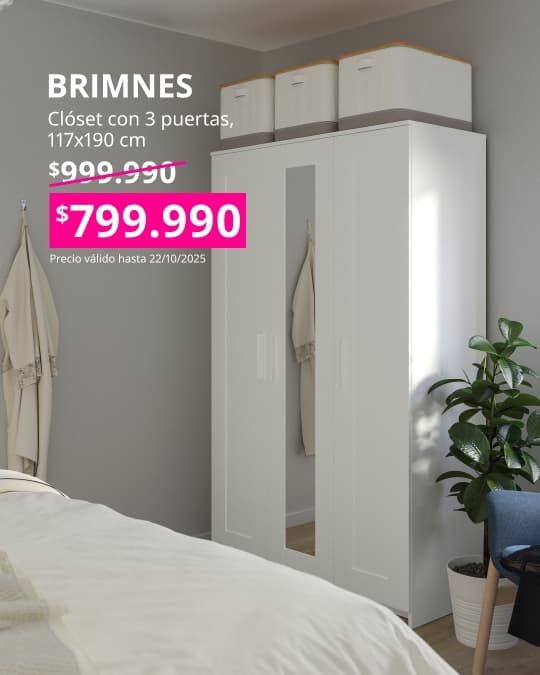 Clóset blanco BRIMNES con cajas blancas sobre el y puertas cerradas.