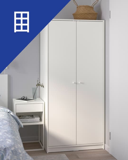 Clóset blanco de dos puertas para dormitorio.