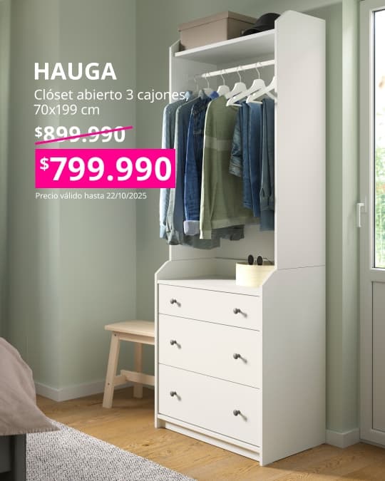 Clóset blanco HAUGA con ropa en su interior y cajones.