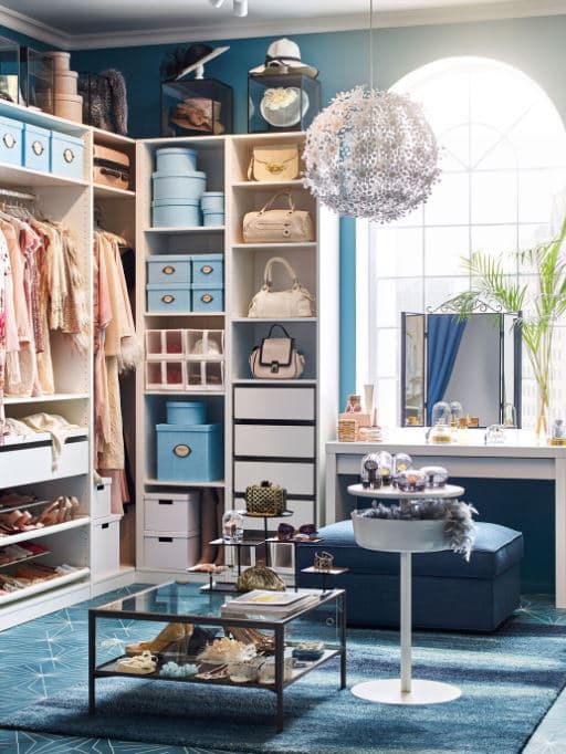 Closet do tamanho de uma divisão com solução de arrumação PAX