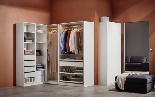 Closet PAX, contiene diferentes divisiones y cajones en su interior, camisas y ropa colgada en su interior.