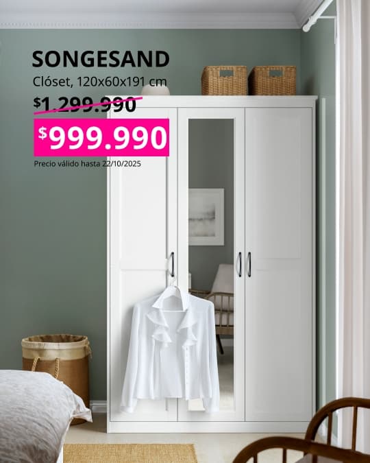 Clóset SONGESAND blanco con ropa colgada.