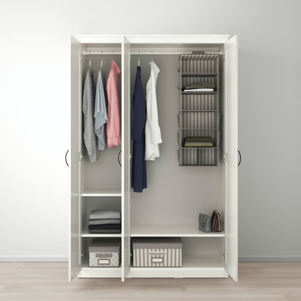 Clóset SONGESAND blanco de 3 puertas, con las puertas abiertas.