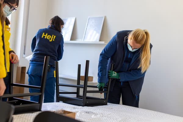 Co-worker IKEA mentre stanno montando degli sgabelli in una stanza.