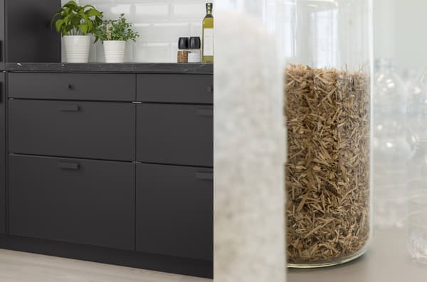 Cocina de la familia KUNGSBACKA, con revestimiento negro. Hecho con desechos reciclados de manera amigable con el medio ambiente.