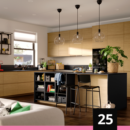 Cocina en forma de L con muebles bajos y altos en acabado roble de la serie VOXTORP con encimera negra